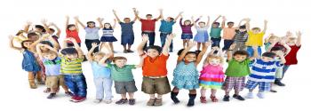 Estrategia Regional de Cooperación Internacional para el Desarrollo Niños con brazos alzados formando un círculo